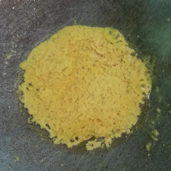 Tumis semua bumbu halus sampai harum.