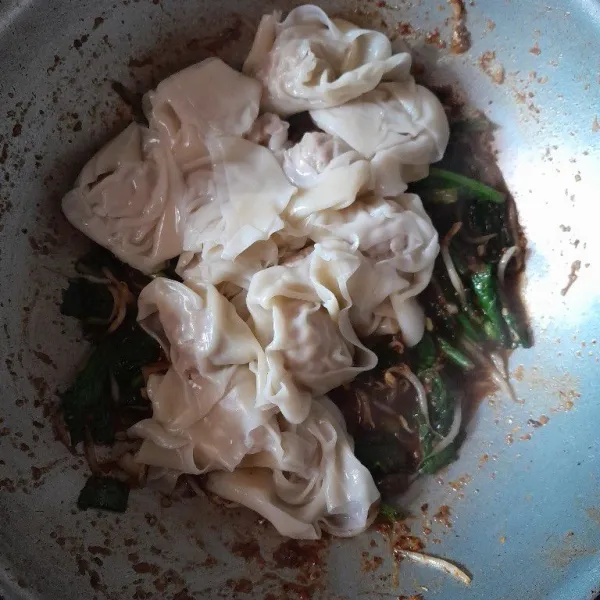 Masukkan pangsit yang sudah direbus.