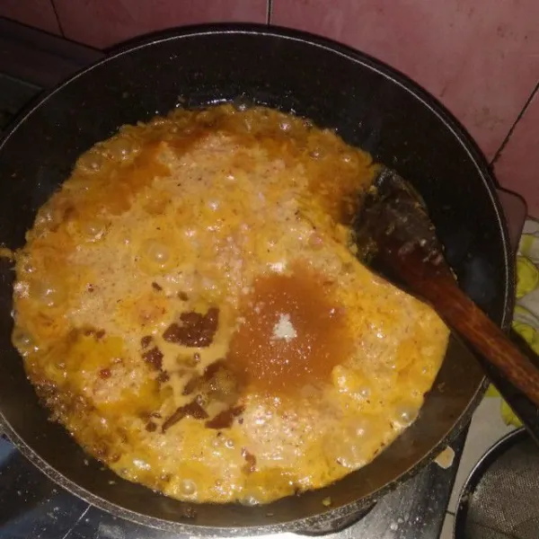 Tambahkan gula pasir, gula merah dan garam. Aduk rata.