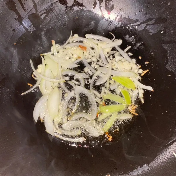 Panaskan minyak, tumis bawang putih dan bawang bombay sampai harum.