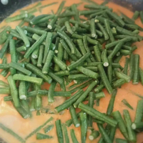 Kemudian masukkan kacang panjang.