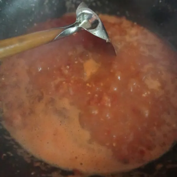 Kemudian haluskan cabe, bawang merah dan tomat lalu ditumis hingga harum dan tanak lalu tambahkan garam dan penyedap rasa.