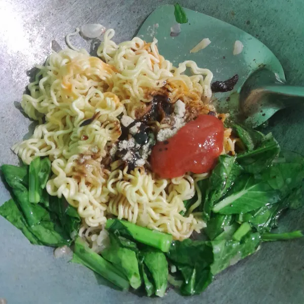 Tambahkan mie dan bumbu seasoning lalu aduk rata.
