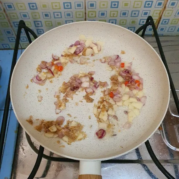 Tambahkan rebon, masak hingga wangi.