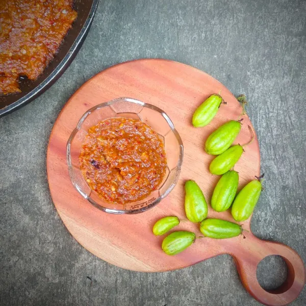 Sajikan secukupnya. Untuk sambalnya jika sudah dingin, bisa disimpan di dalam wadah kedap udara dan ditaruh kulkas untuk stok sambal.