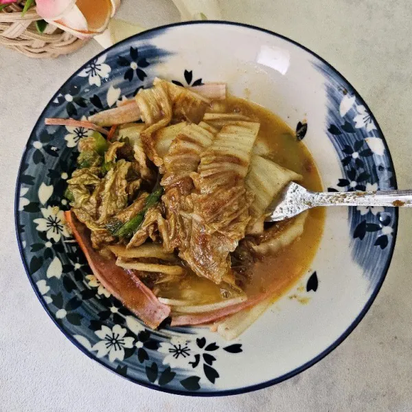 Tambahkan daun bawang dan kimchi yang sudah dipotong kecil. Aduk rata.