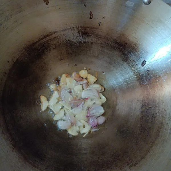 Tumis bawang sampai harum.