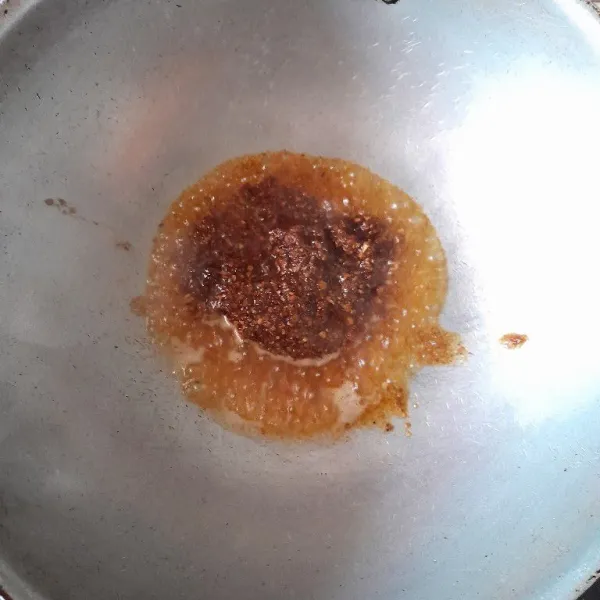 Tumis bumbu halus hingga harum.