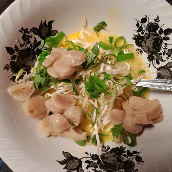 Tambahkan potongan bakso.