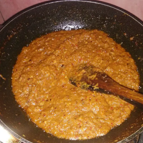 Masak hingga benar-benar matang dan minyak keluar.
