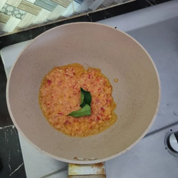Tumis bumbu halus, tambahkan daun jeruk masak bumbu hingga matang dan harum.