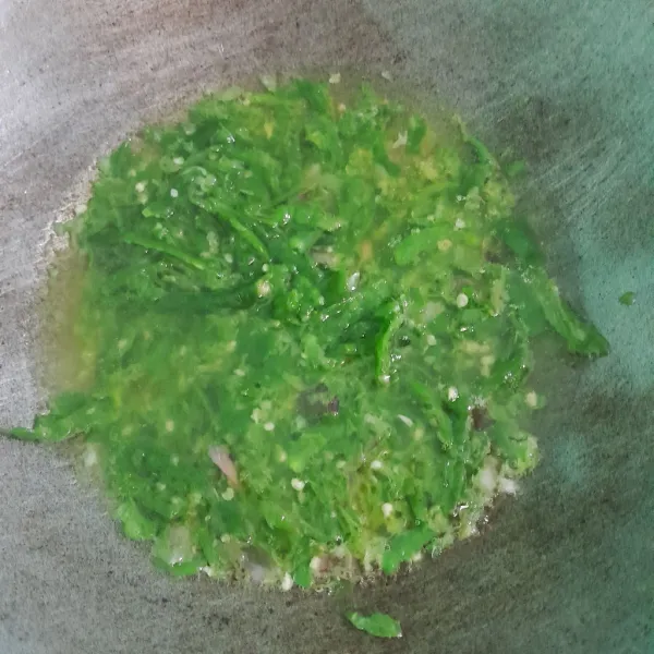 Masukkan cabe ke dalam minyak panas dan tambahkan kaldu bubuk. Masak sampai bau langu hilang.