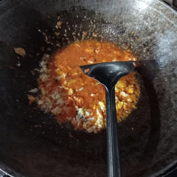 Buat telur orak arik sampai matang, masukan bumbu halus masak sampai matang.