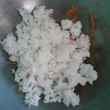 Tambahkan nasi putih lalu aduk rata.