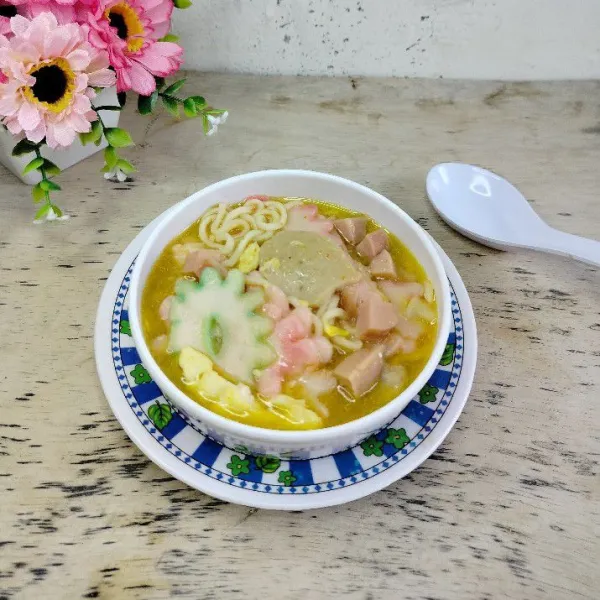 Tuang seblak ke dalam mangkuk dan sajikan panas.