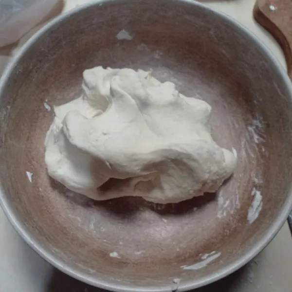 Masukan tepung kanji, tepung terigu, garam, kaldu bubuk, dan air panas kedalam mangkok, uleni sampai kalis.
