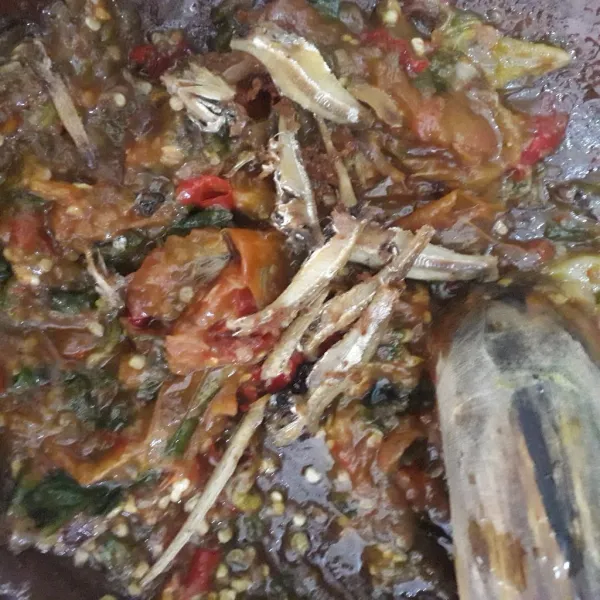 Tambahkan ikan teri. Campurkan dengan bahan sambel.