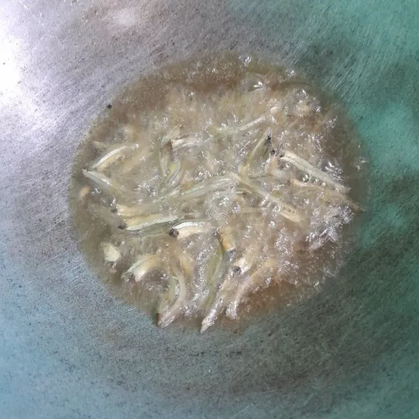Goreng ikan teri sampai kering.