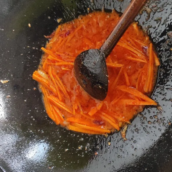 Masukkan wortel, kecap, saus tiram, garam dan penyedap rasa. masak hingga setengah empuk.
