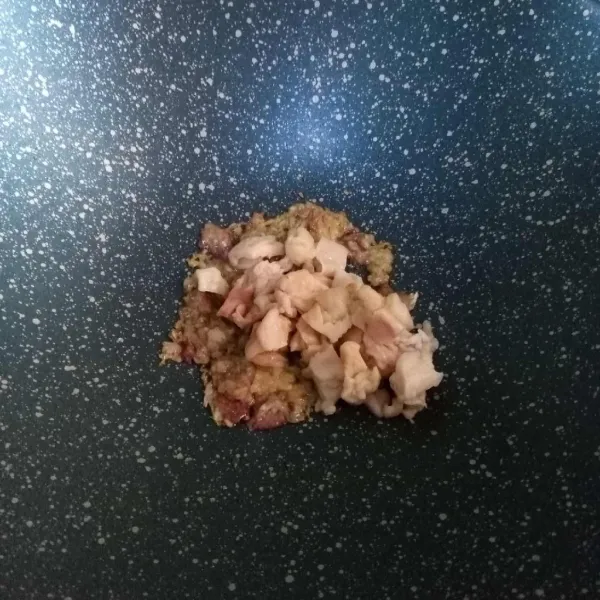 Masukkan kulit ayam, tumis sebentar.