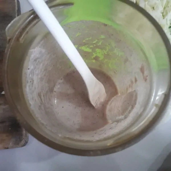 Blender halus bawang putih dan merica.
