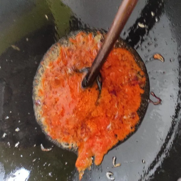 Masukkan bumbu halus, masak hingga matang dan wangi.