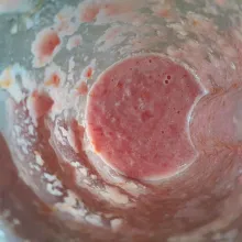 Blender halus tomat, bawang merah dan bawang putih.