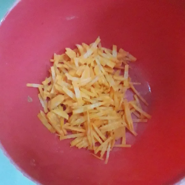 Kupas ,cuci dan potong-potong wortel.