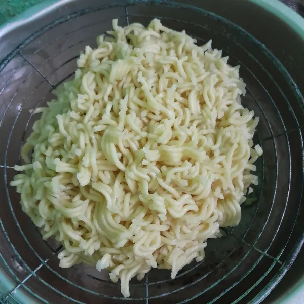 Rebus mie sampai matang dan lunak.