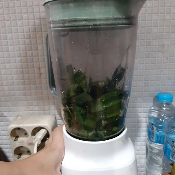 Potong daun, blender bersama air, lalu saring.