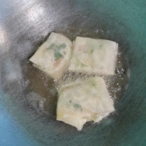 Goreng sampai matang, tiriskan, lalu siap disajikan.
