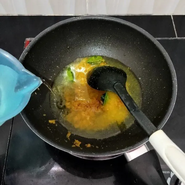 Lalu masukkan air, garam, dan gula pasir. Masak hingga mendidih.