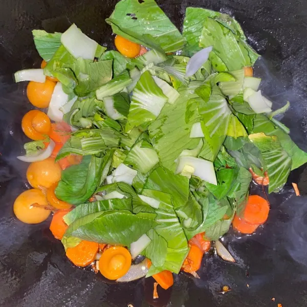Masukkan pokcoy, aduk sampai pokcoy layu.
