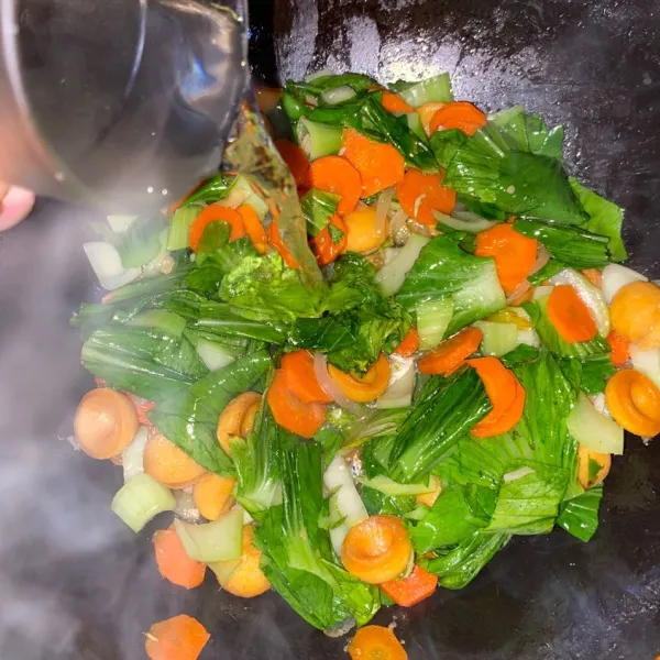Tambahkan air lalu masak sampai mendidih.