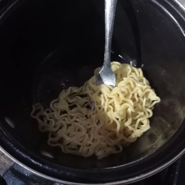 Buat sosis mie, rebus mie setengah matang, tiriskan airnya.