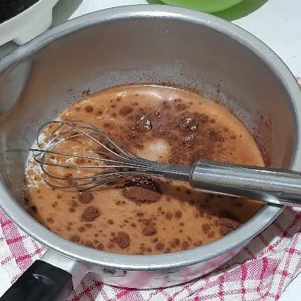 Aduk rata semua bahan vla kemudian masak hingga mendidih dan mengental, kemudian saring.