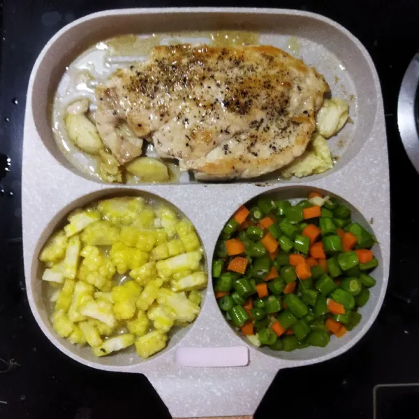 Tumis juga bawang Bombay dan sayuran, tambahkan garam, gula dan kaldu bubuk. Angkat, potong  steak ayam dan sajikan dengan tumisan sayur dan nasi putih.