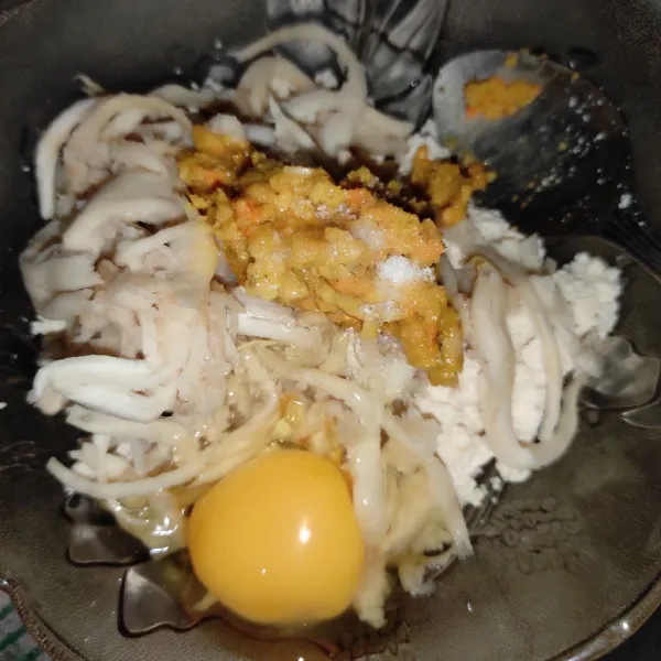 Masukan kedalam wadah tahu yang sudah di hancurkan, jamur, telur, bumbu halus, dan penyedap rasa.