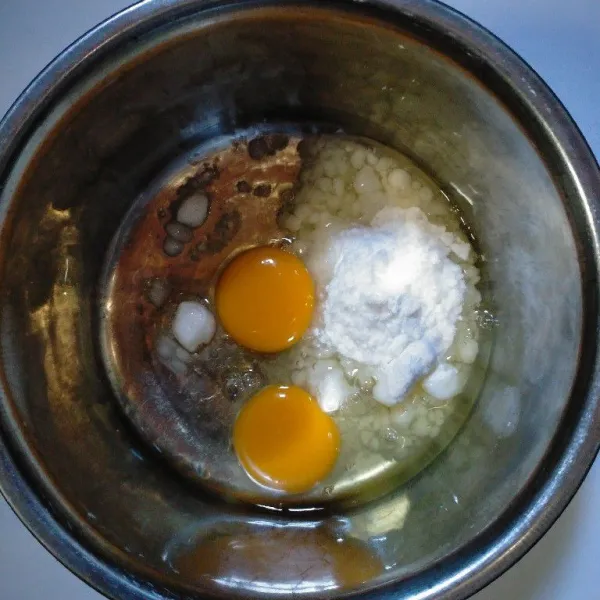 Masukkan telur dan gula halus dalam satu wadah.
