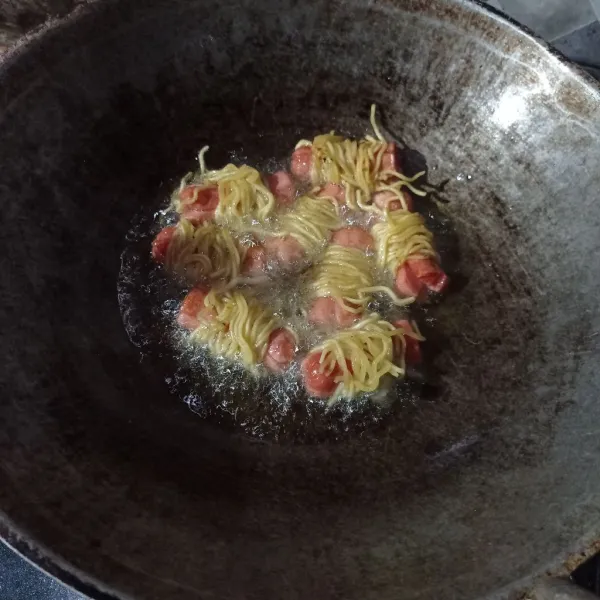 Goreng sosis mie sampai matang, tiriskan.