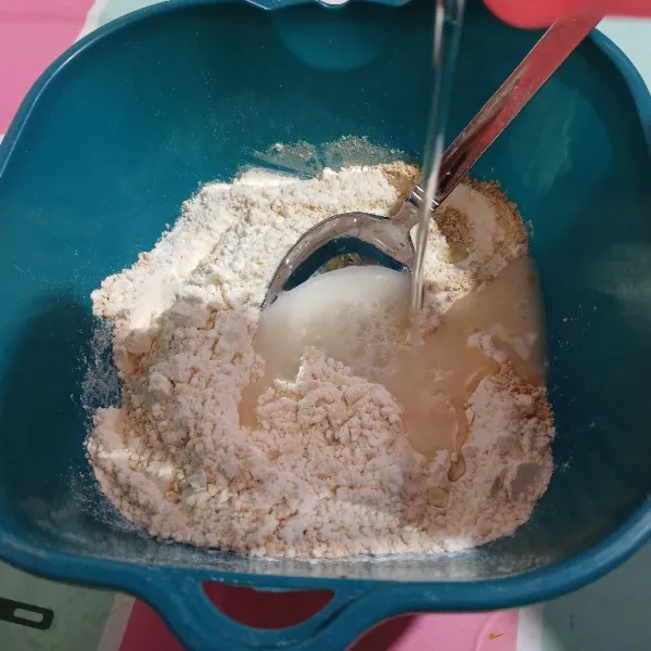 Beri air sambil diaduk.
