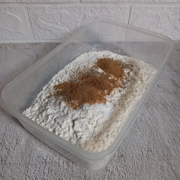 Campurkan semua bahan tepung bumbu dalam wadah.