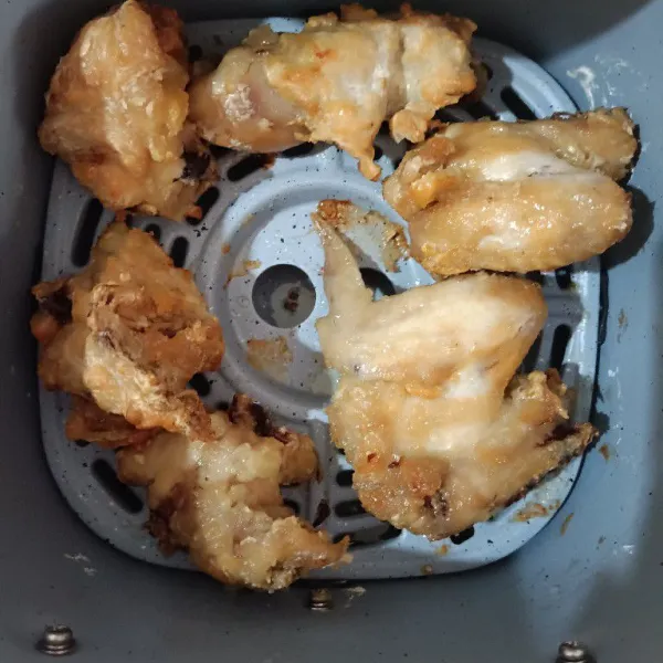 10 menit pertama bisa dibalik ya moms agar matang merata dan ini hasilnya. Kalau merasa kurang matang kecoklatan bisa dimasak lagi di airfryer.