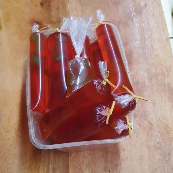 Masukkan air campuran kedalam plastik es lilin.
