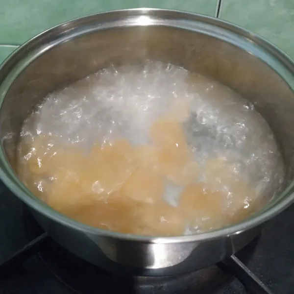 Masak air hingga mendidih lalu masukkan 1 sdm miyak goreng, kerupuk aci dan kerupuk mawar, rebus selama 5 menit. Angkat dan tiriskan.