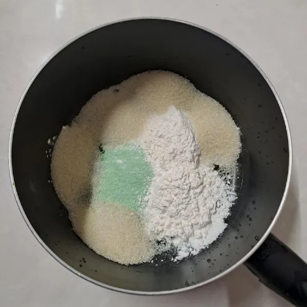 Dalam panci, campur jadi satu bubuk agar-agar, gula pasir dan tepung custard. Tuang susu beberapa tahap sambil diaduk sampai larut dan rata. Tambahkan essence pandan, aduk rata kembali.