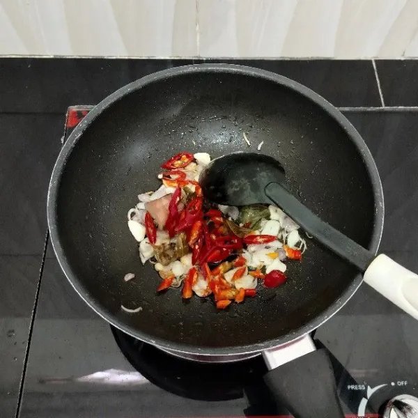 Lalu masukkan cabai merah besar dan cabai rawit, tumis hingga rata.
