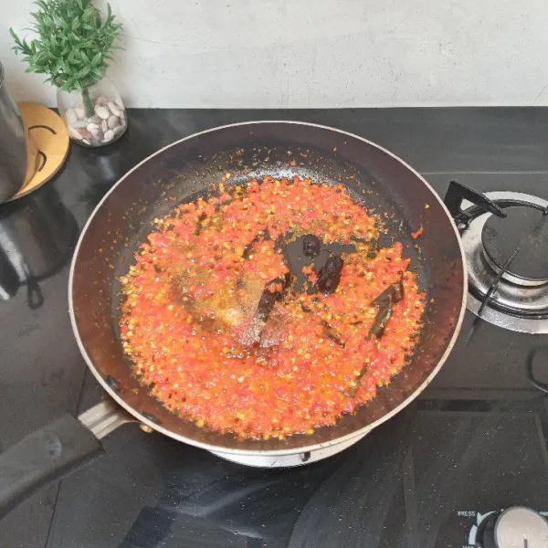 Masukkan garam, gula, lada bubuk, kaldu sapi, saus tiram dan asem jawa aduk rata.