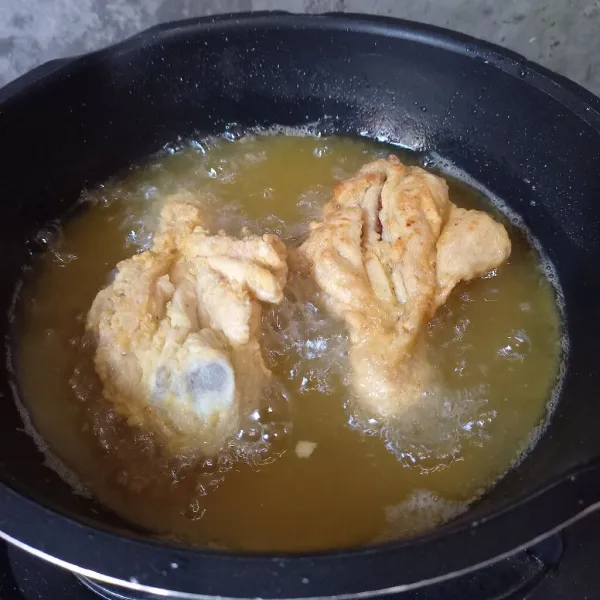 Goreng paha ayam sampai matang.