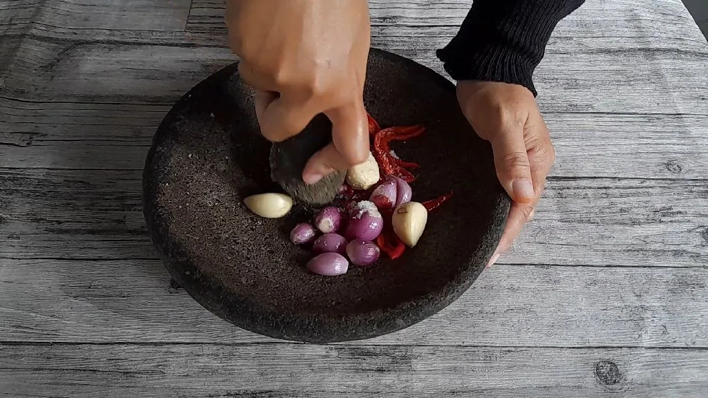 Haluskan bawang merah, bawang putih dan cabe tambahkan garam supaya lebih mudah saat menguleg.